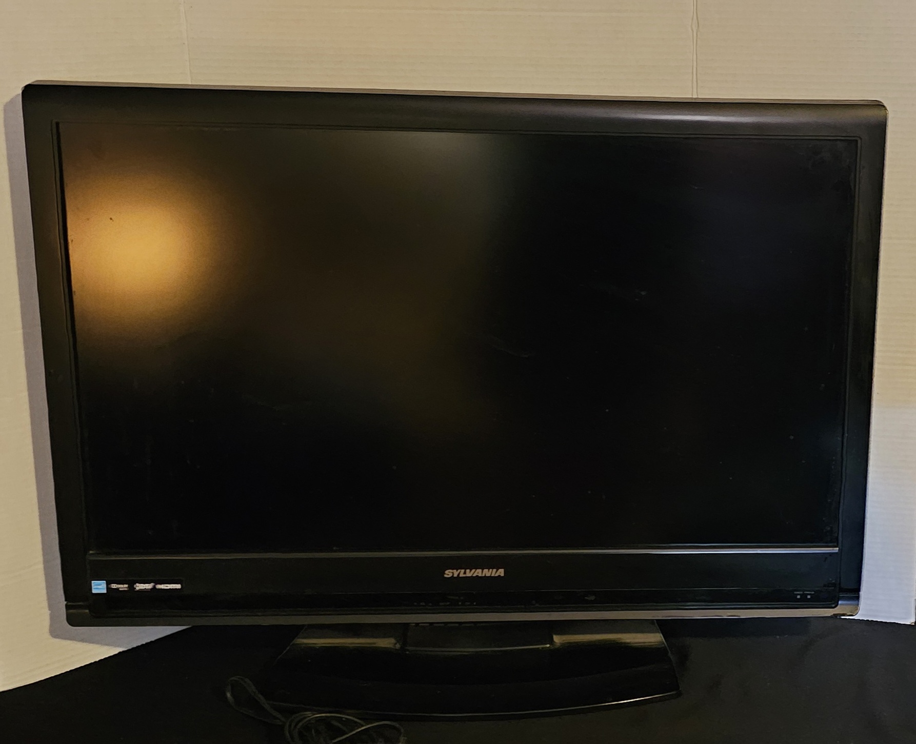 Sylvania LC190SL1 HDTV HDMI DOLBYDIGITAL LED 720p Flat Screen Black Retro Gaming