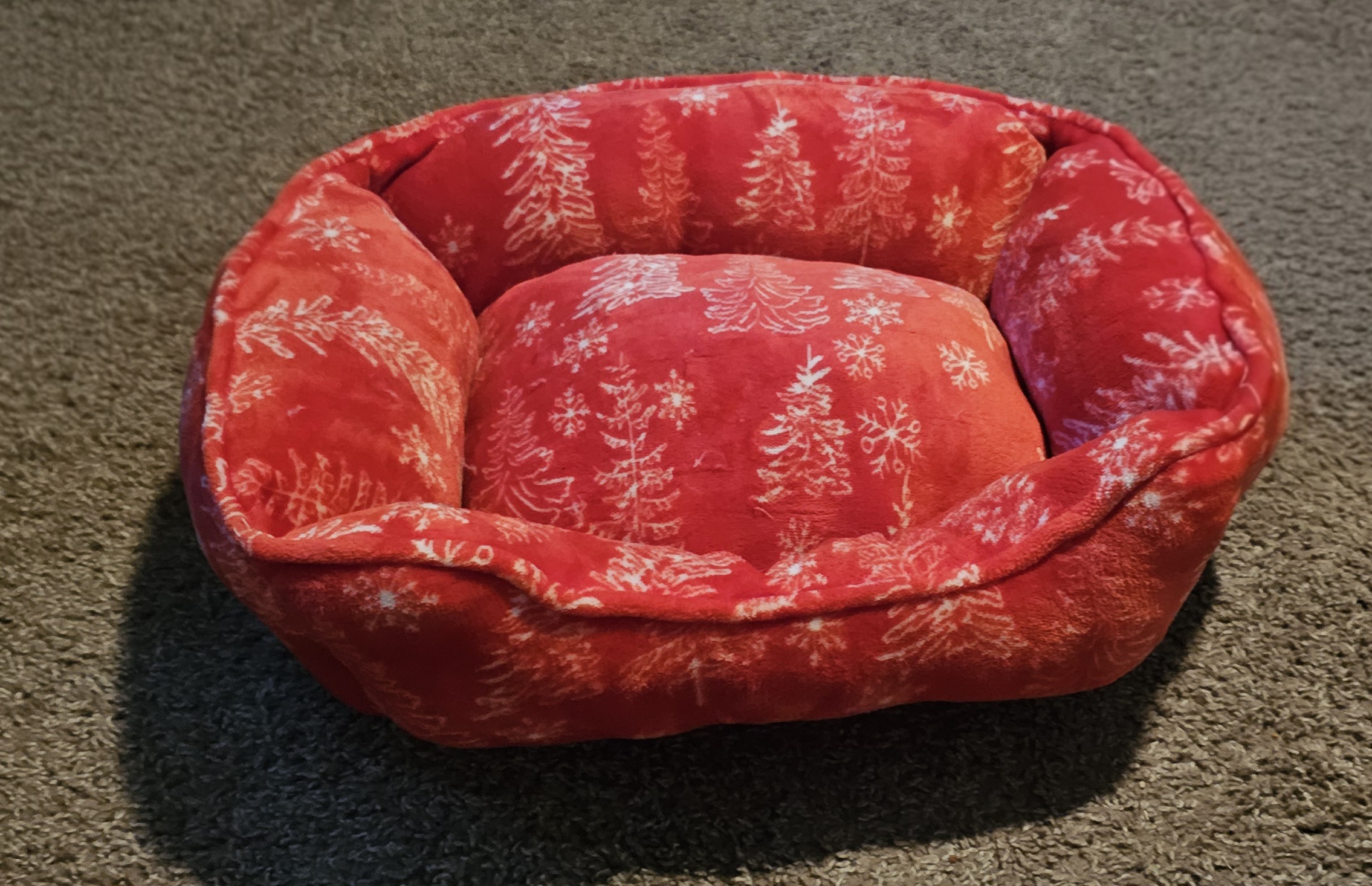 Round Plush Bed for Dogs and Cats, Soft and Fluffy and Warm Dog Bed, Kennel Nest Red with White Trees