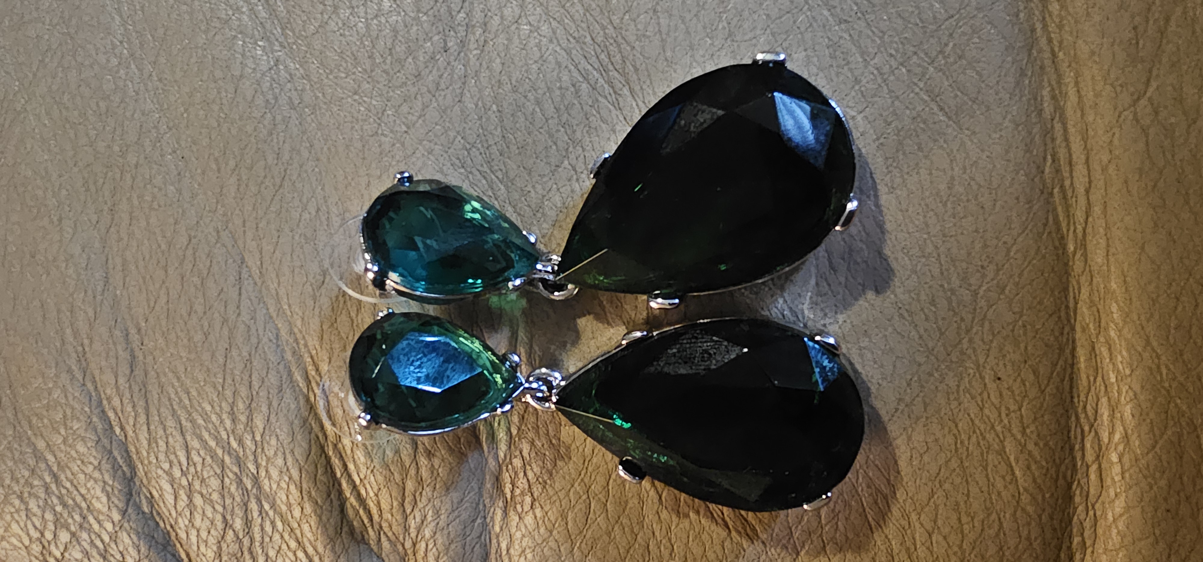 STEVE SASCO VTG SILVERTONE GREEN RHINESTONE TEARDROP POST DANGLE EARRINGS K439C
