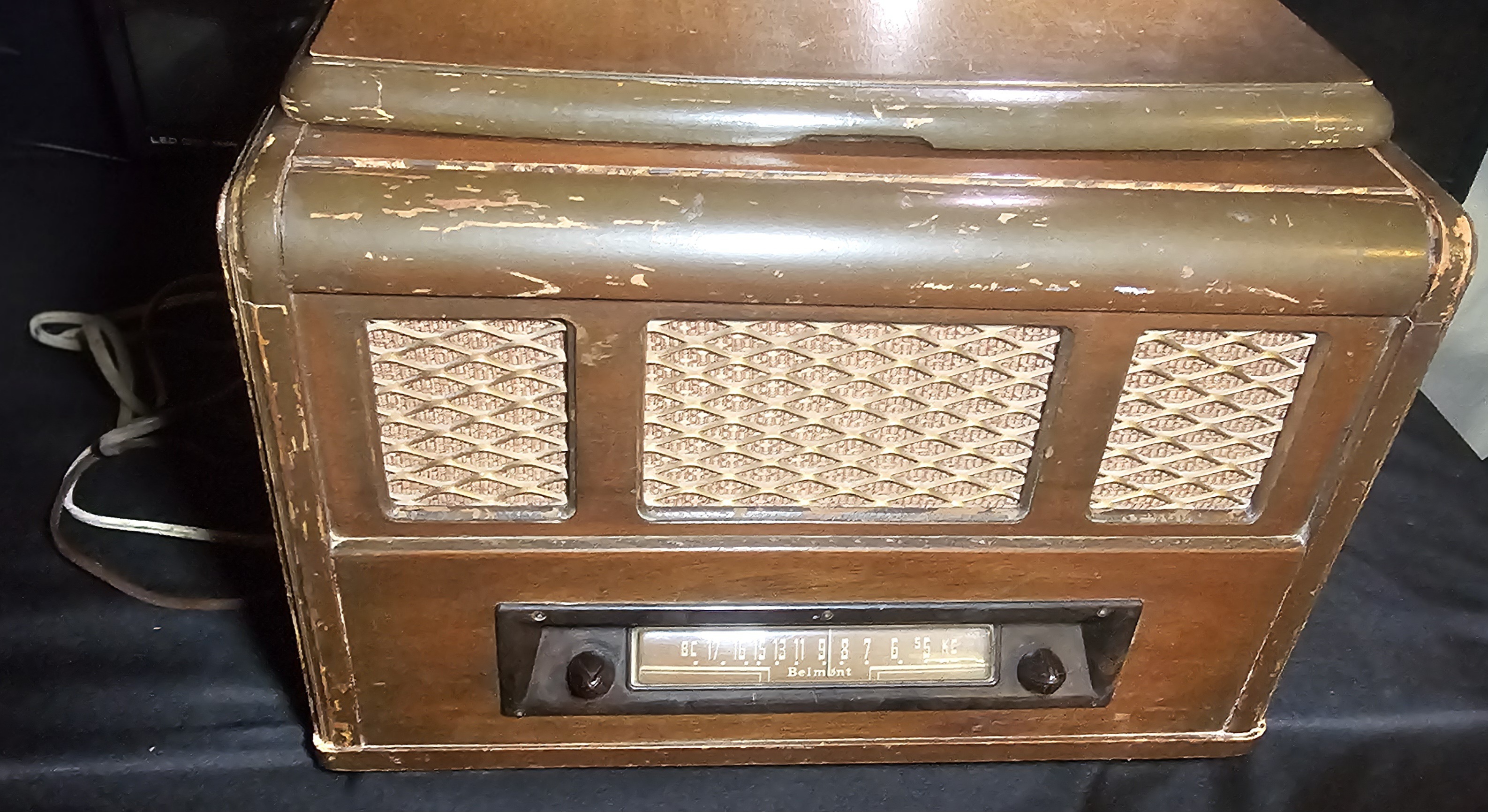 Belmont Model 5240 tabletop vacuum tube radio-phonograph combination