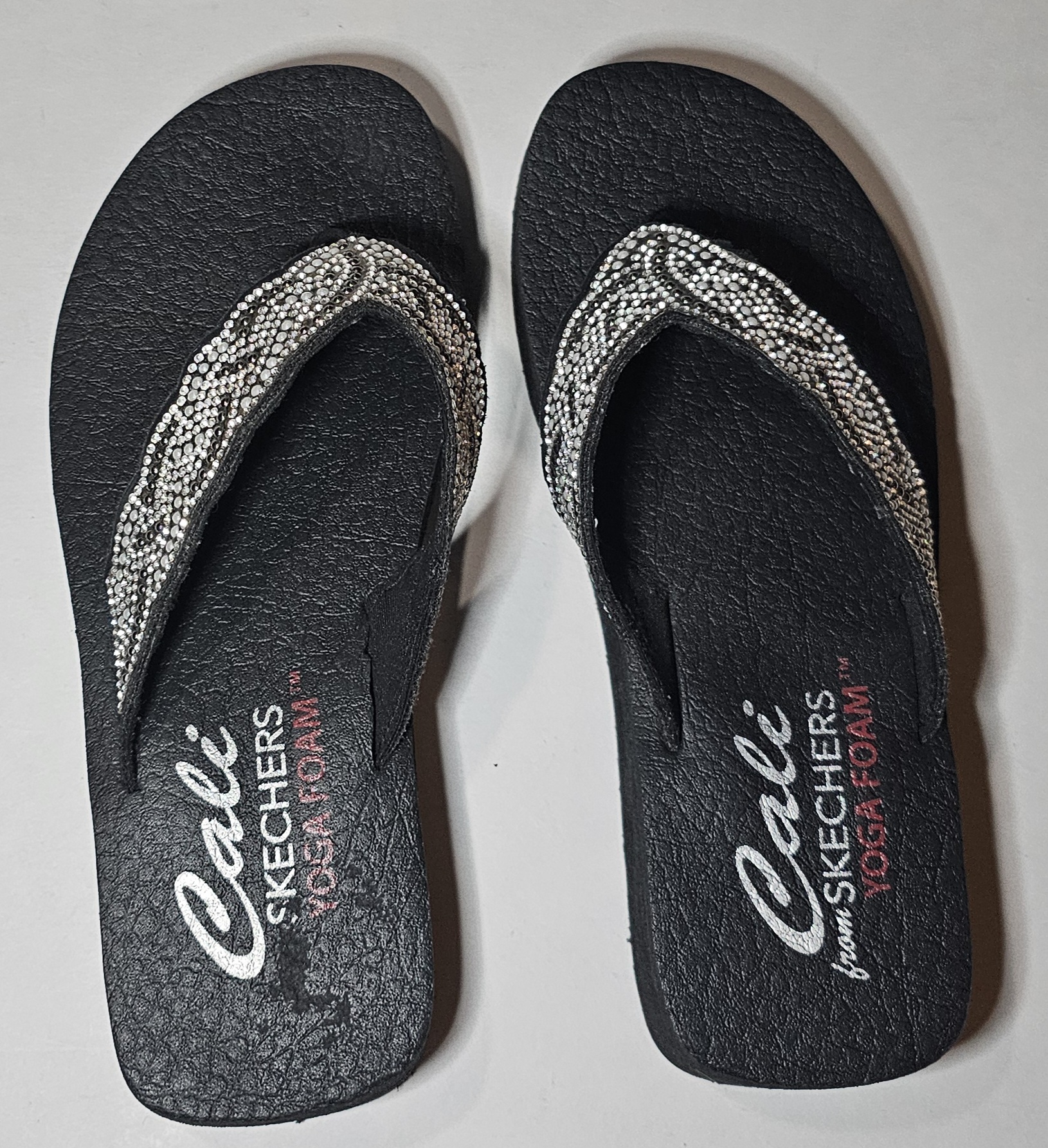 Size 8 Sketchers Womens Cali Rhinestone Yoga Foam Flip Flop Sandals Black