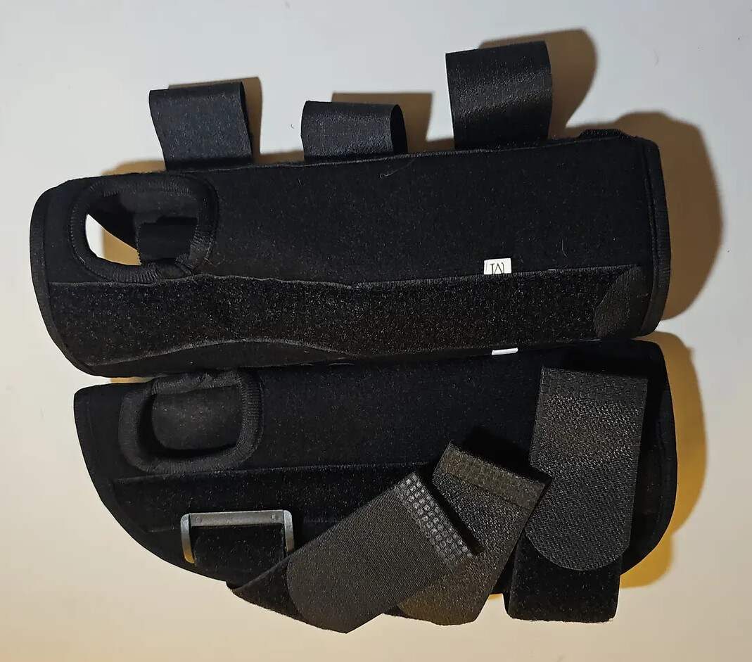 Set Of 2 Wrist Supports One Size Adult Black W/ Removable Splints