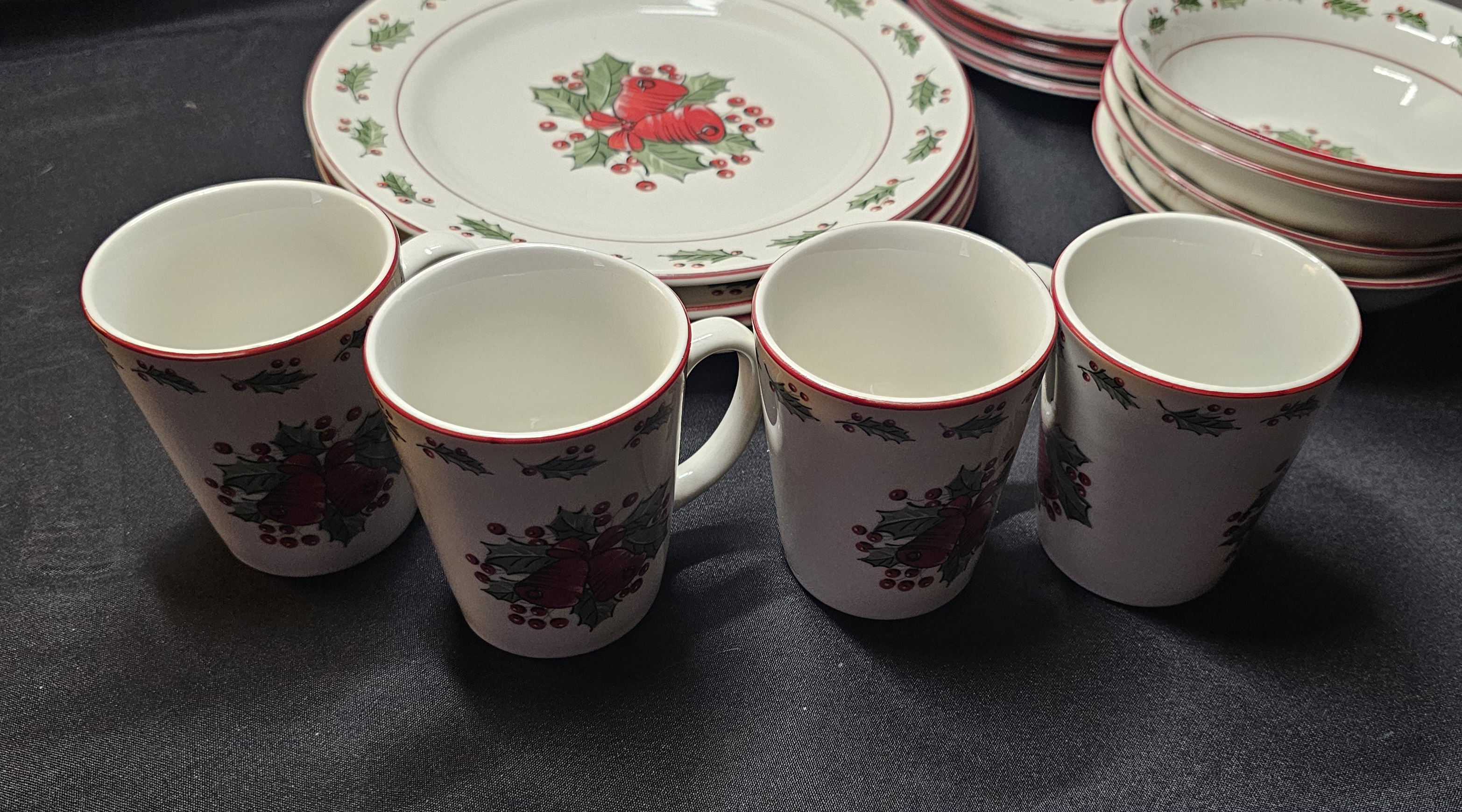 Gibson Christmas Dinner Plates Set Of 4 (16 pieces) Holly Berries